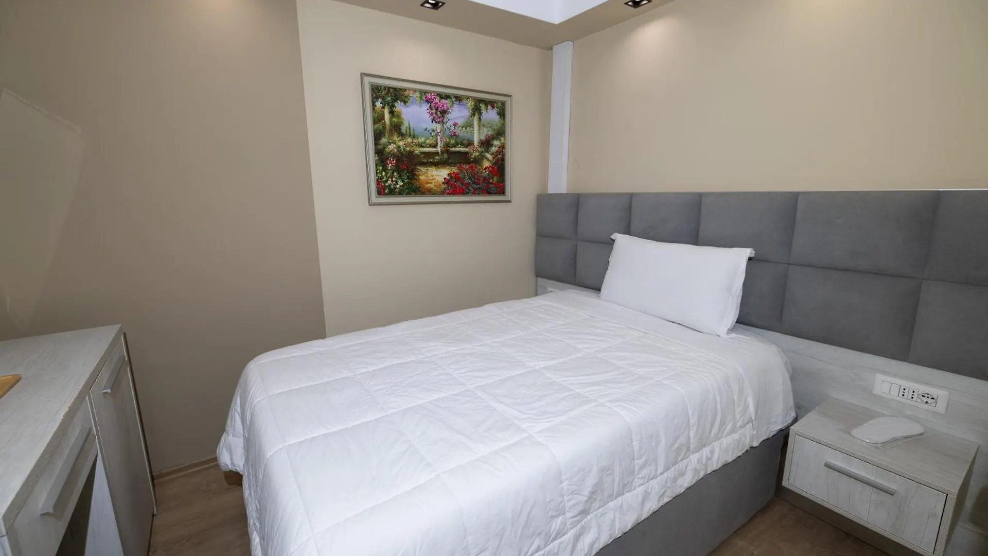 4R Colombo Hotel Tirana