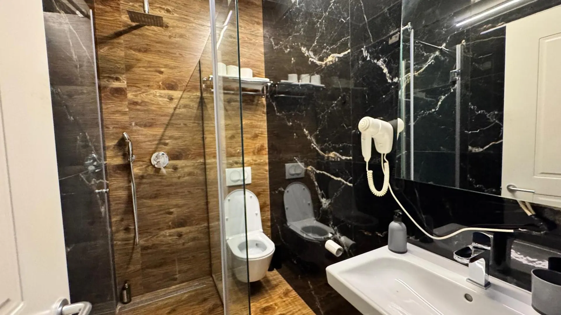 4R Colombo Hotel Tirana