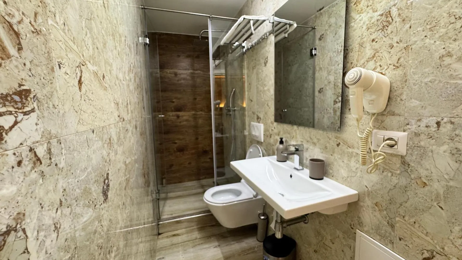 4R Colombo Hotel Tirana Albanie